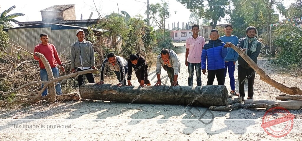 सडक कालोपत्रे नहुँदा बिभिन्न समस्या देखिएको भन्दै परवानीपुरवासिले गरे बाटो बन्द