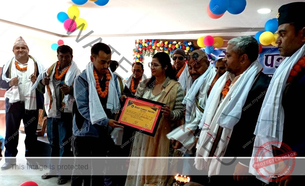 स्व. गजेन्द्र नारायण सिंह स्मृति पत्रकारिता पुरस्कारबाट खत्री सम्मानीत