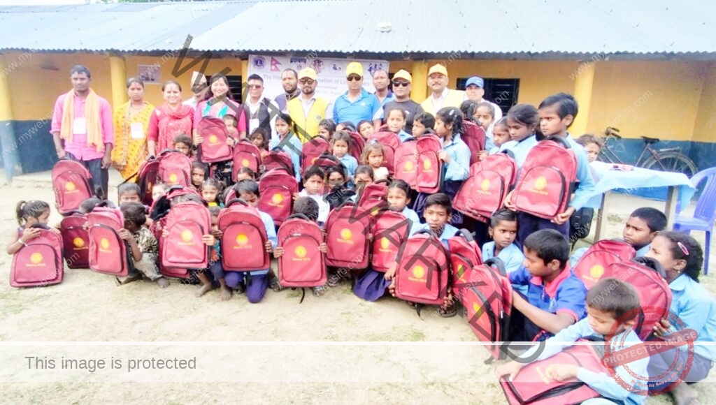 लायन्स क्लब अफ लालबन्दी सेन्चुरिद्वारा हरिपुरको एक विद्यालयमा ब्याग वितरण