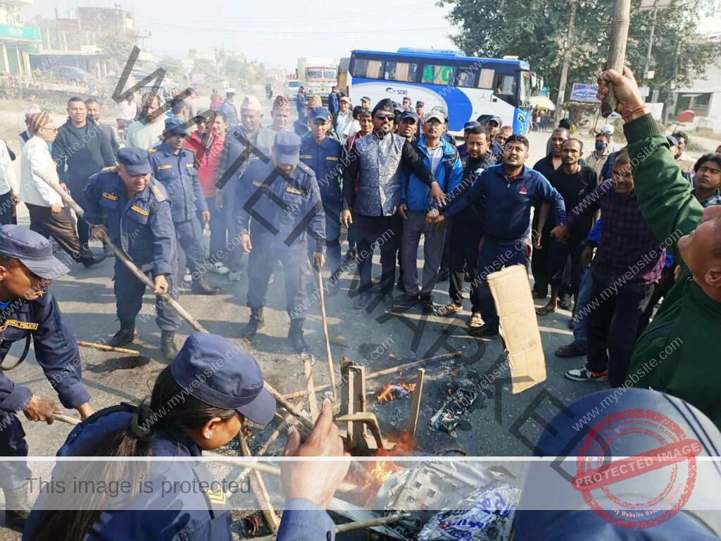 उखु किसानले ‘कृषि तथा पशुपंक्षी विनास मन्त्रालय र अनर्थ मन्त्रालय’को पुत्ला जलाए