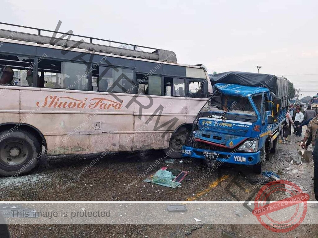 नवलपुरमा बस र ट्रक ठोक्किँदा घाइते भएका ट्रक चालकको मृत्यु